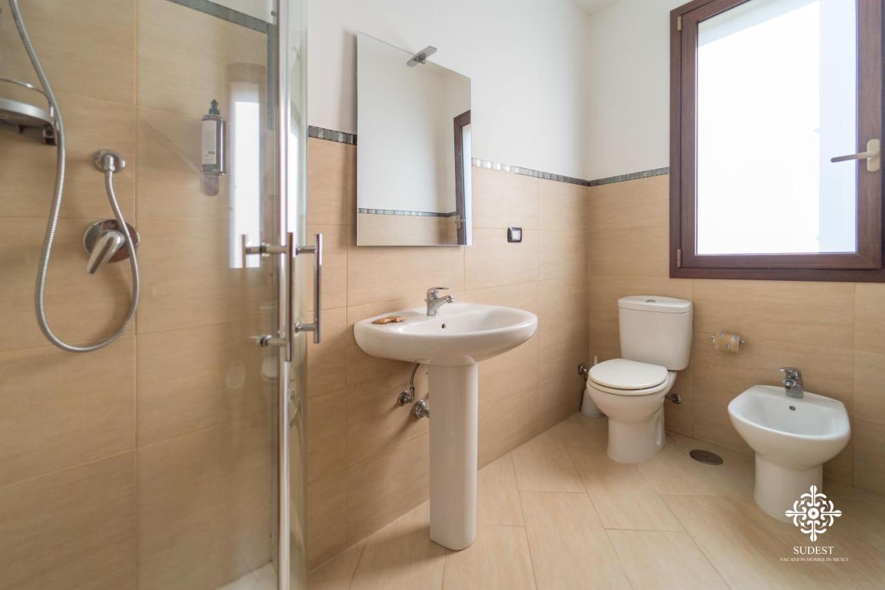 Villa Seaside - Beach Retreat With Jacuzzi 시라쿠사 외부 사진