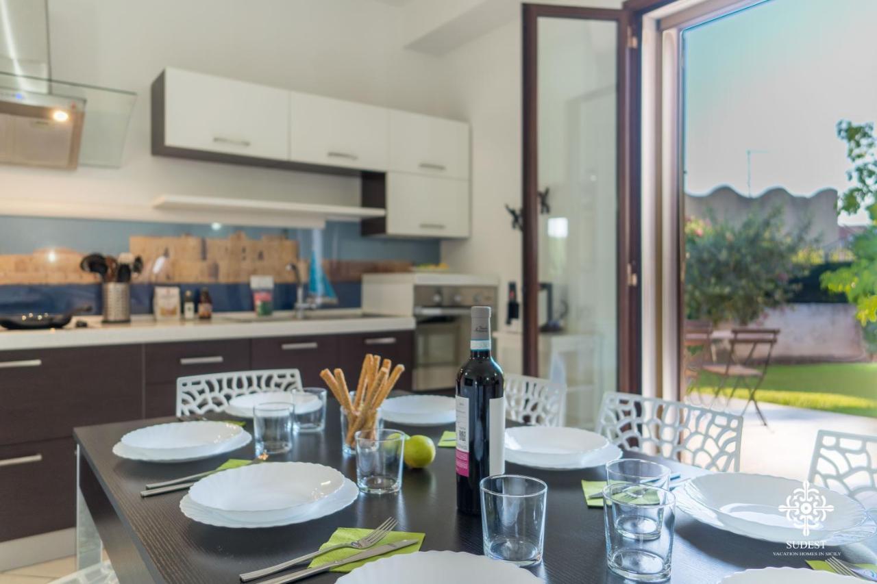 Villa Seaside - Beach Retreat With Jacuzzi 시라쿠사 외부 사진