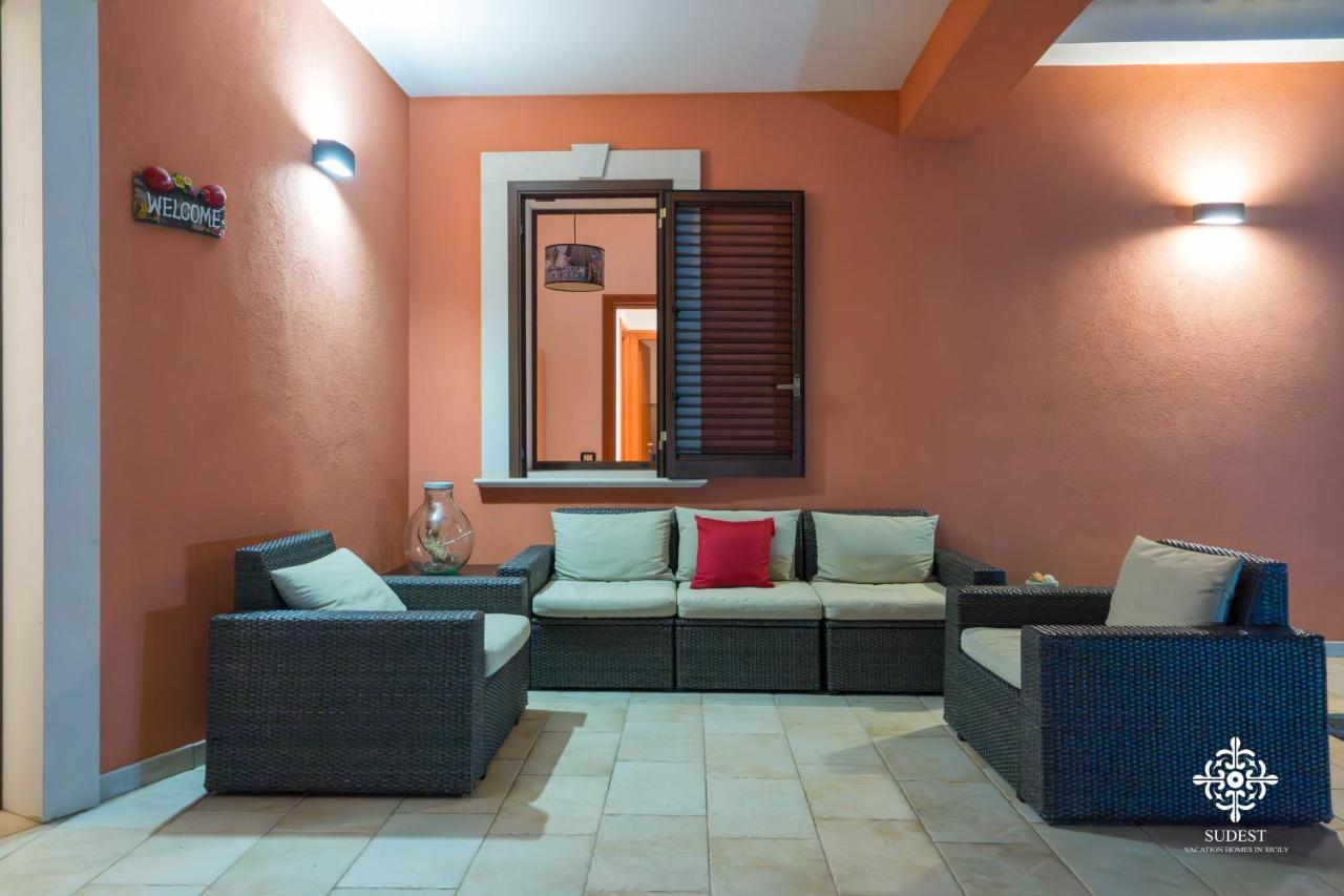 Villa Seaside - Beach Retreat With Jacuzzi 시라쿠사 외부 사진